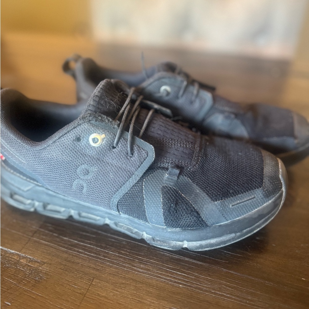 On cloud kids size 4